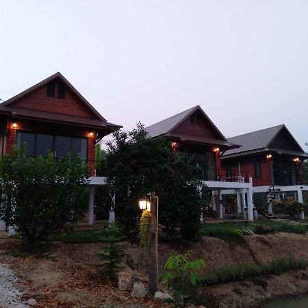 บ้านกลางเกาะ รีสอร์ท Uthai Thani Buitenkant foto